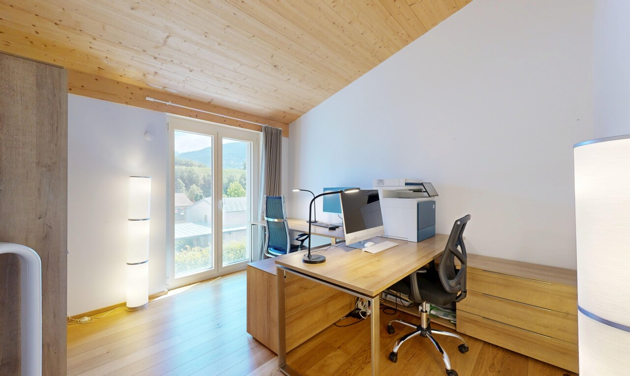 bureau avec espace bureau, lumière naturelle, natural light, sol en finition bois, et wood finish floor