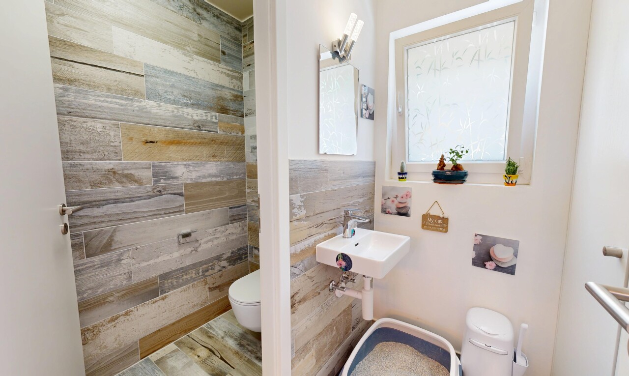 salle de bains avec toilette, cloison sèche, drywall, inside property, et évier