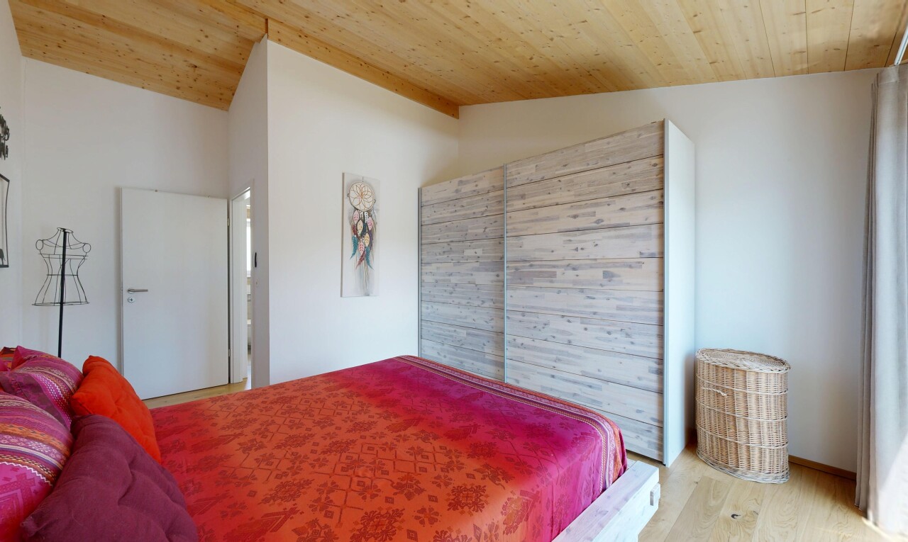 chambre avec plafond en bois, wood ceiling, cloison sèche, drywall, et inside property