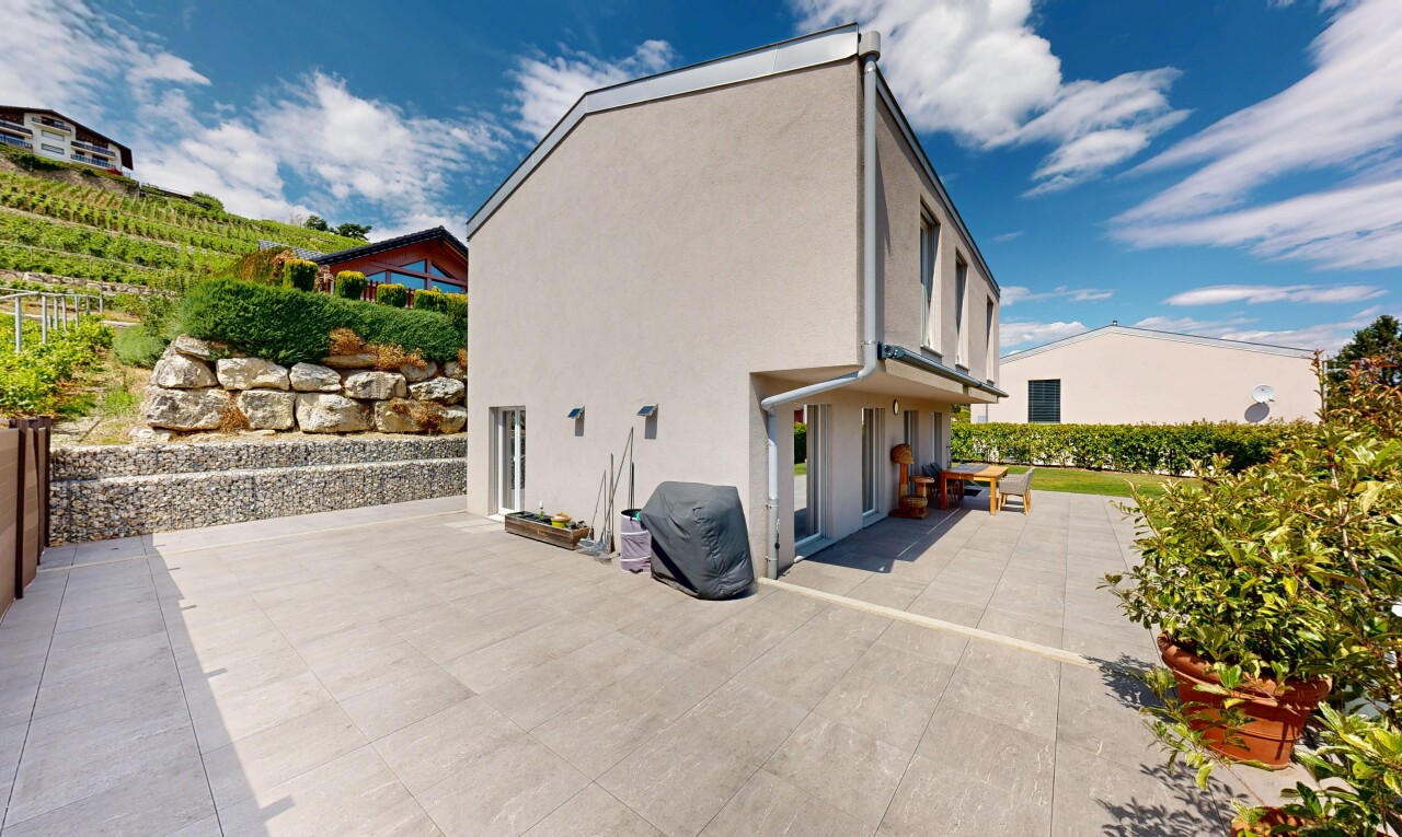 terrasse avec day time, vue sur le verger/agriculture, orchard / agricultural view, gril, et terrasse