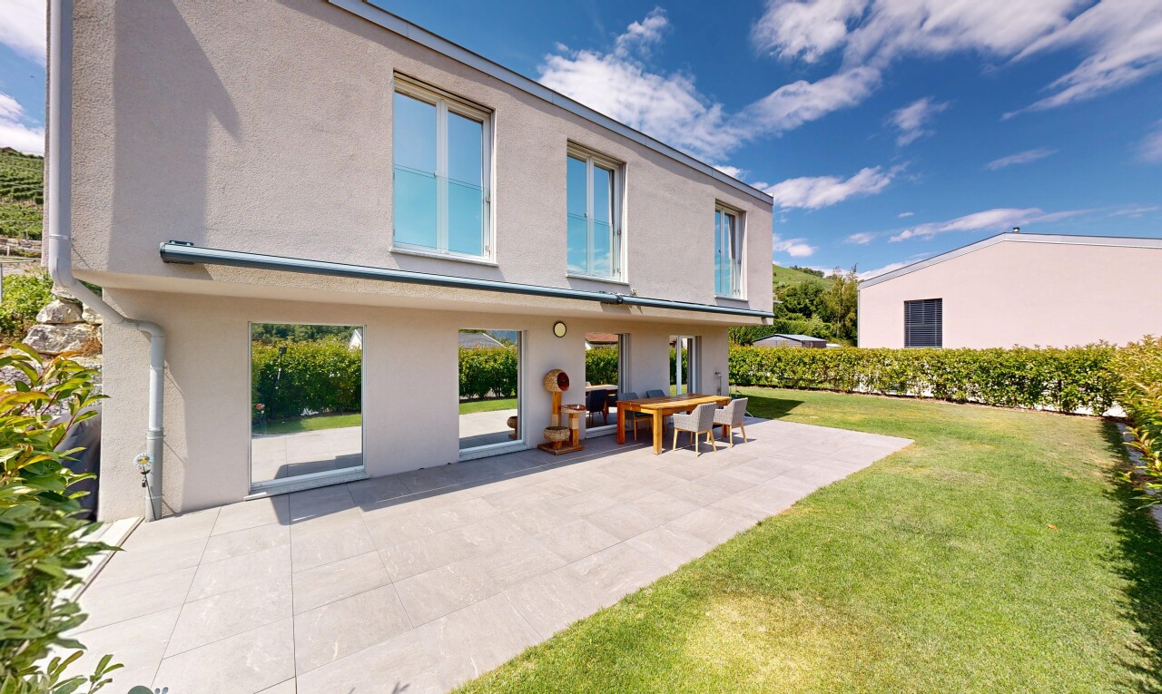 terrasse avec pelouse, terrasse, from property, et day time