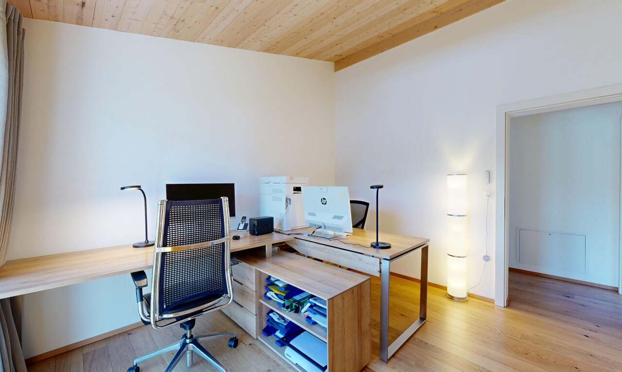 bureau avec plafond en bois, wood ceiling, espace bureau, inside property, et sol en finition bois