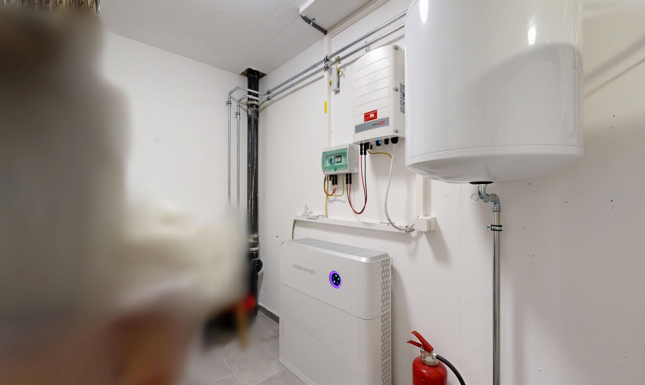 buanderie avec inside property, light floor, cloison sèche, et drywall