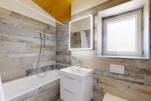 salle de bains avec salle de bain complète, lumière naturelle, natural light, plafond en bois, et wood ceiling