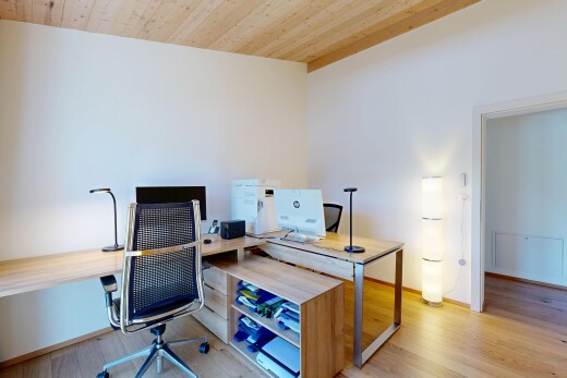 bureau avec plafond en bois, wood ceiling, espace bureau, inside property, et sol en finition bois