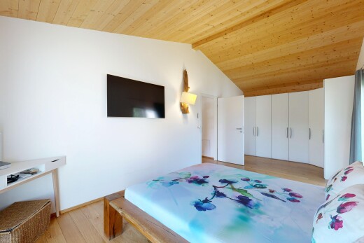 chambre avec sol en finition bois, wood finish floor, inside property, light floor, et cloison sèche