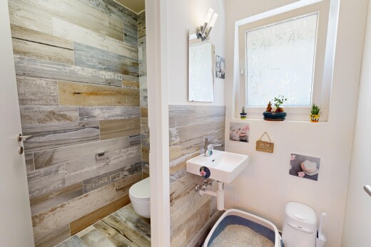 salle de bains avec toilette, cloison sèche, drywall, inside property, et évier