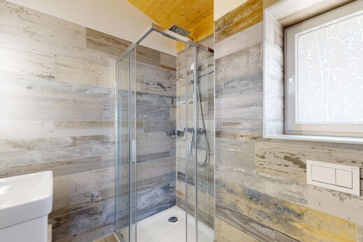 salle de bains avec douche, salle de bain complète, inside property, et lavabo (ou coiffeuse selon le contexte)