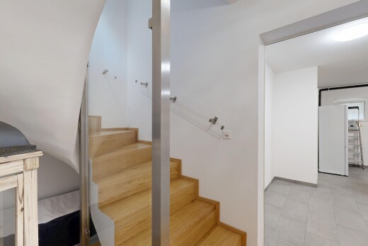 escaliers avec escaliers, cloison sèche, drywall, inside property, et sol en carrelage