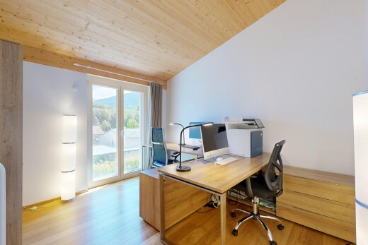 bureau avec espace bureau, lumière naturelle, natural light, sol en finition bois, et wood finish floor