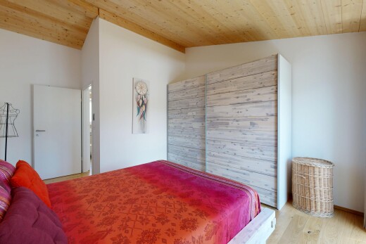 chambre avec plafond en bois, wood ceiling, cloison sèche, drywall, et inside property