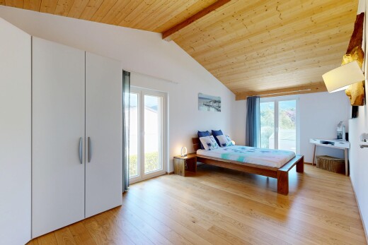 chambre avec plafond en bois, wood ceiling, inside property, sol en finition bois, et wood finish floor