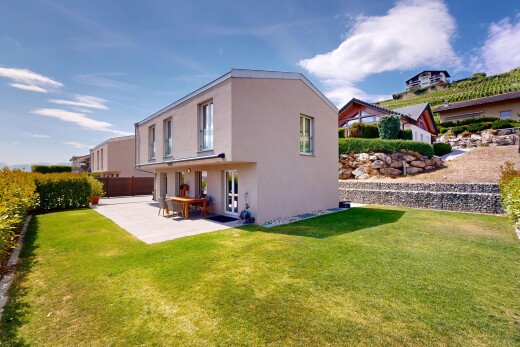 façade avec bardage en stuc, day time, pelouse, terrasse, et property visible