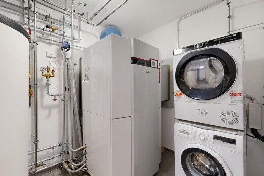 buanderie avec lave-linge et sèche-linge superposés, inside property, buanderie, cloison sèche, et drywall