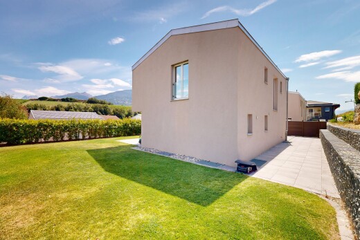 façade avec bardage en stuc, from property, pelouse, et day time