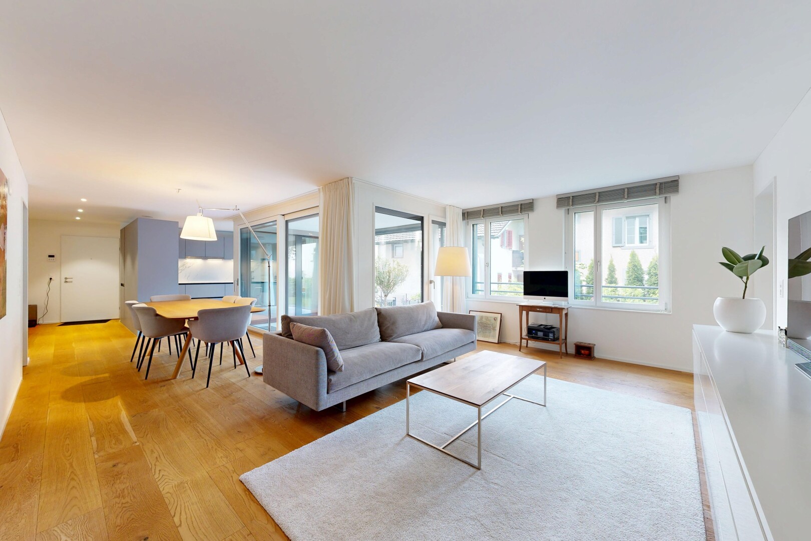 wohn- / esszimmer mit holzfußboden, wood finish floor, inside property, gipskartonwand, und drywall