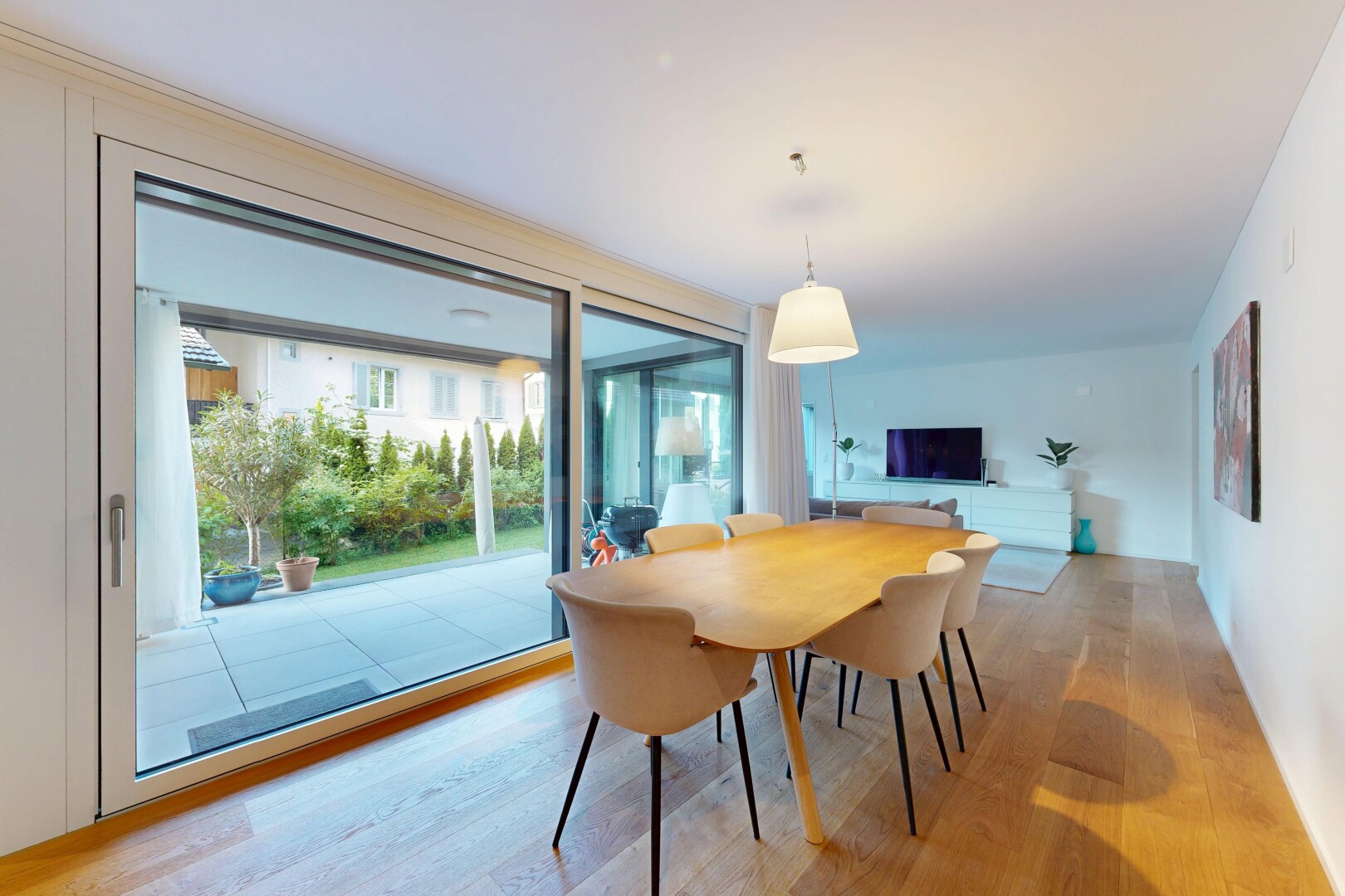 esszimmer mit inside property, holzfußboden, wood finish floor, natürliches licht, und natural light