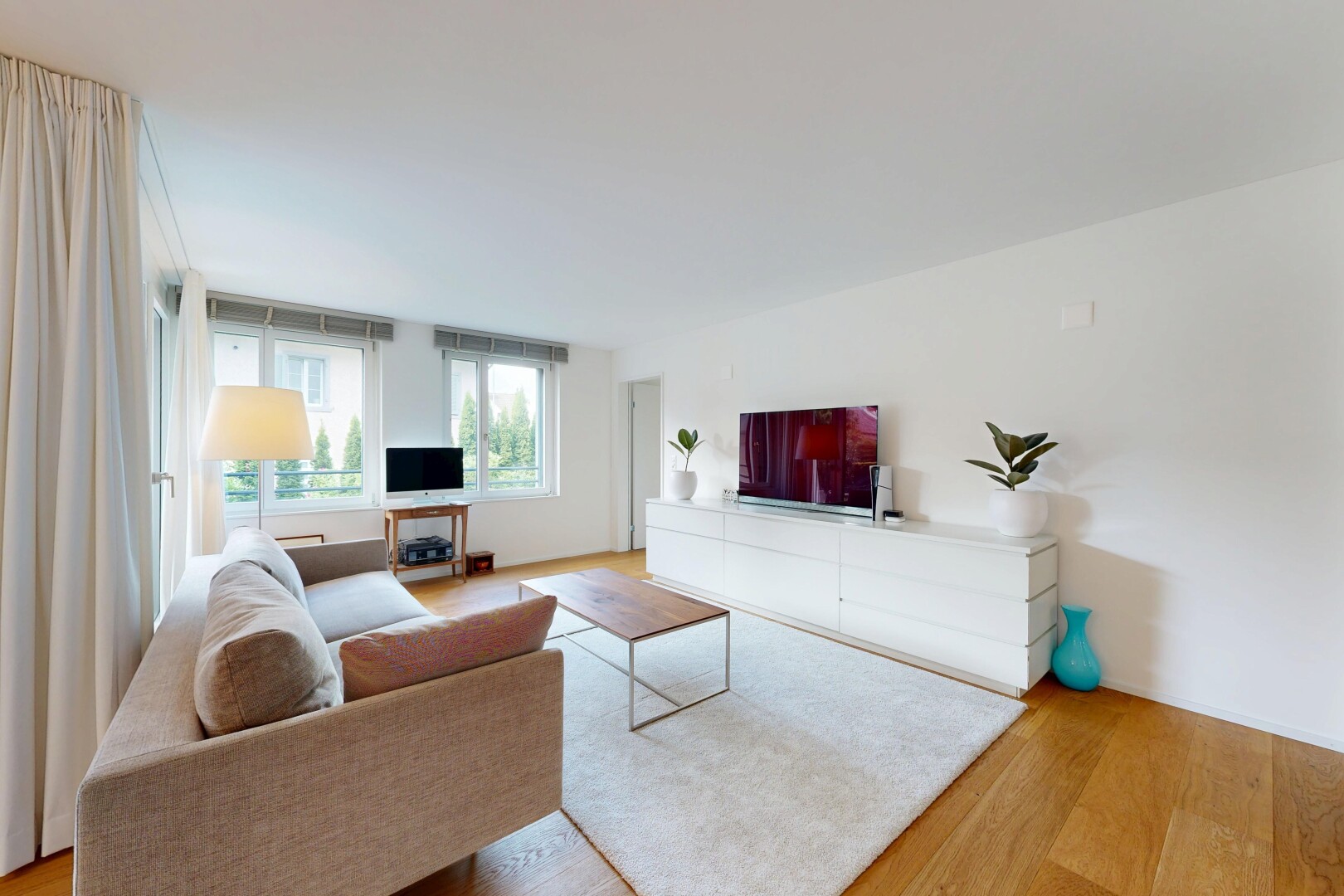 wohnzimmer mit holzfußboden, wood finish floor, gipskartonwand, drywall, und inside property