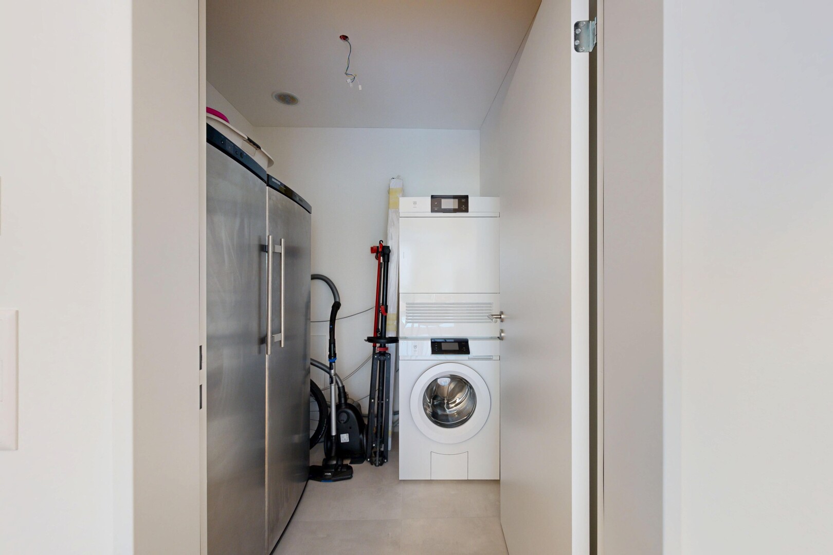 wäschekammer mit gipskartonwand, drywall, inside property, light floor, und waschturm