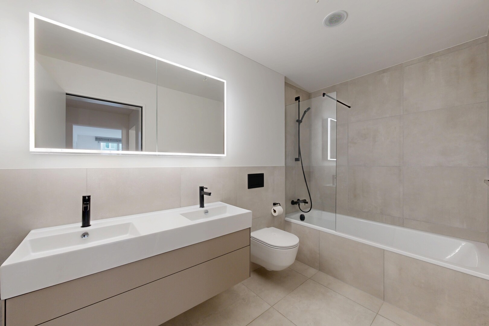 bad mit komplettes badezimmer, doppelwaschtisch, inside property, kombiniertes bad / dusche, und fliesenboden