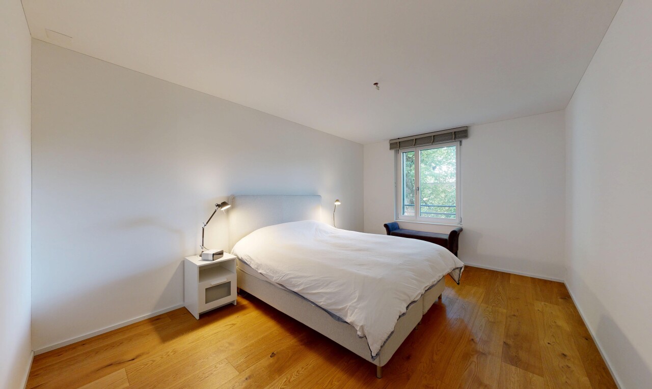 zimmer / schlafzimmer mit wood finish floor, holzfußboden, inside property, light floor, und drywall