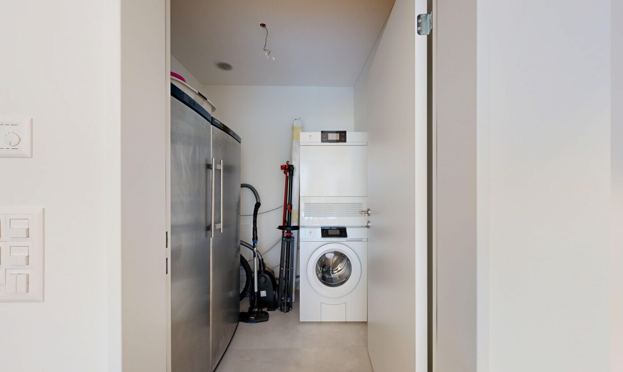 wäschekammer mit gipskartonwand, drywall, inside property, light floor, und waschturm