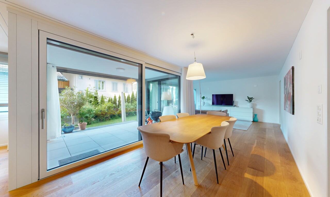 esszimmer mit inside property, holzfußboden, wood finish floor, natürliches licht, und natural light