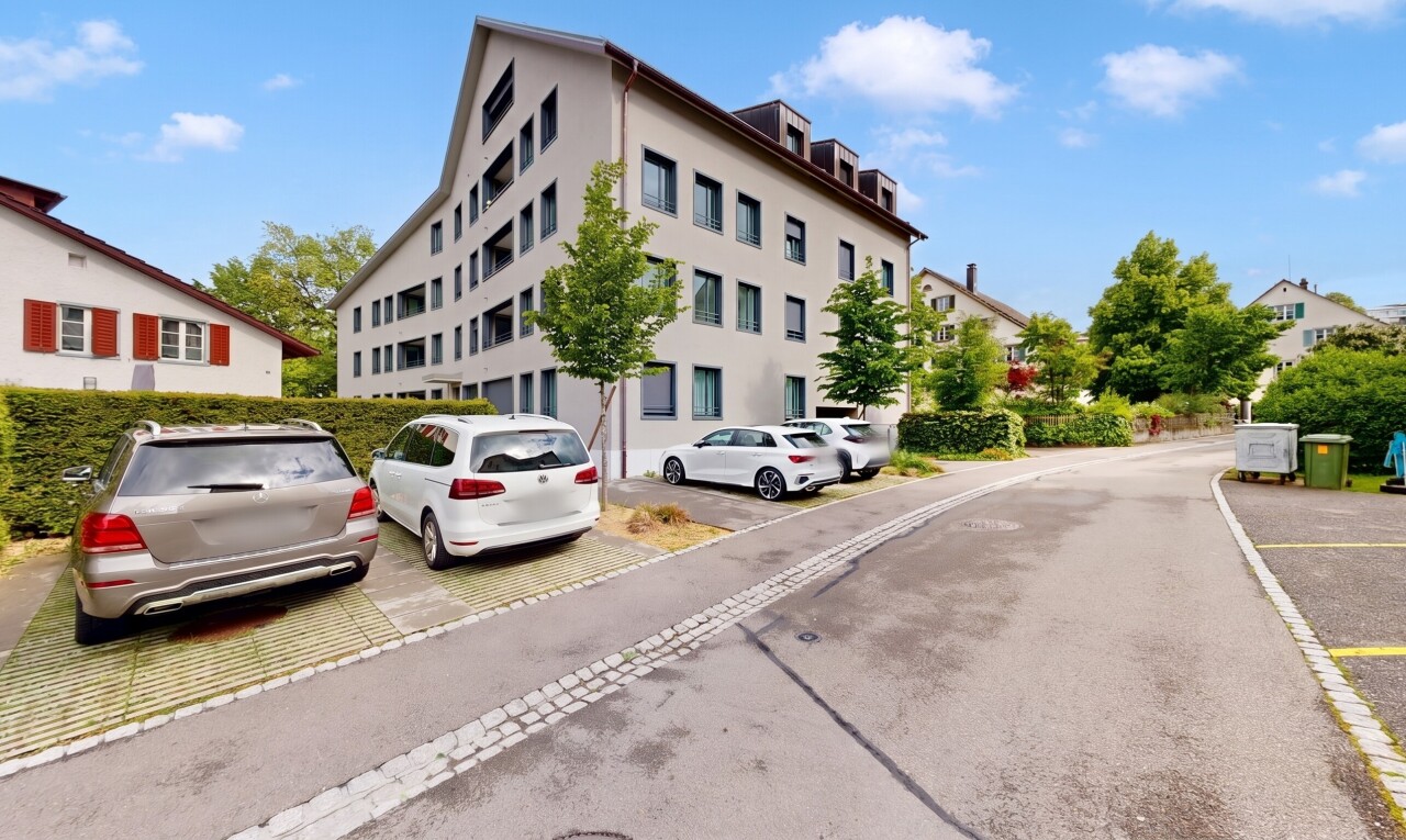 außenansicht mit apartment complex view, blick auf wohnanlage, parkplatz, day time, und from community