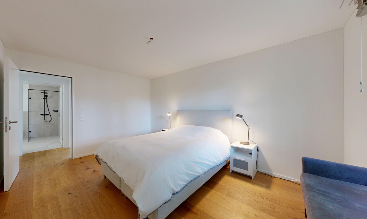 zimmer / schlafzimmer mit inside property, wood finish floor, holzfußboden, drywall, und gipskartonwand