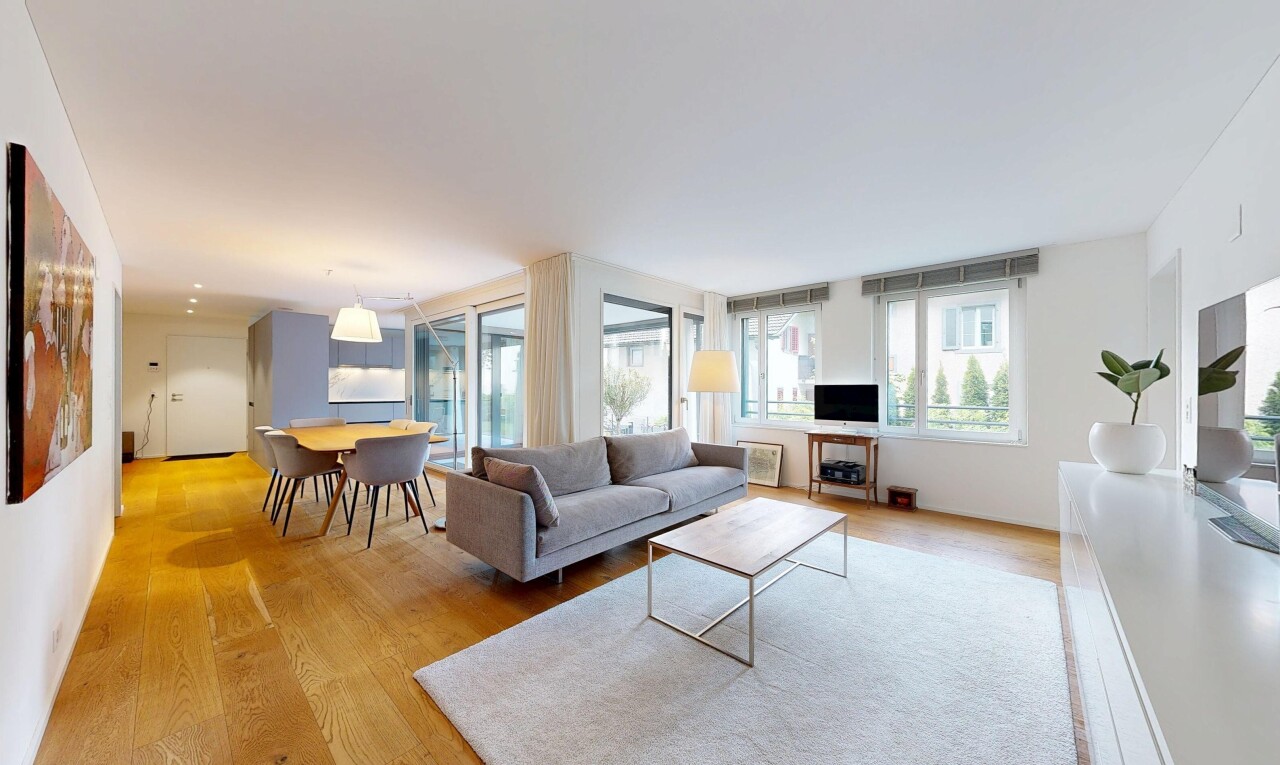 wohn- / esszimmer mit holzfußboden, wood finish floor, inside property, gipskartonwand, und drywall