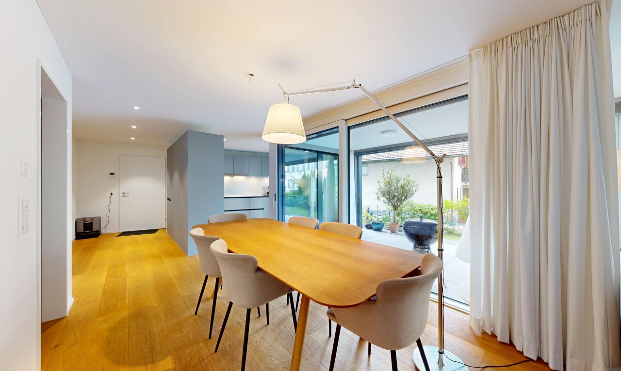 esszimmer mit wood finish floor, holzfußboden, inside property, natural light, und natürliches licht