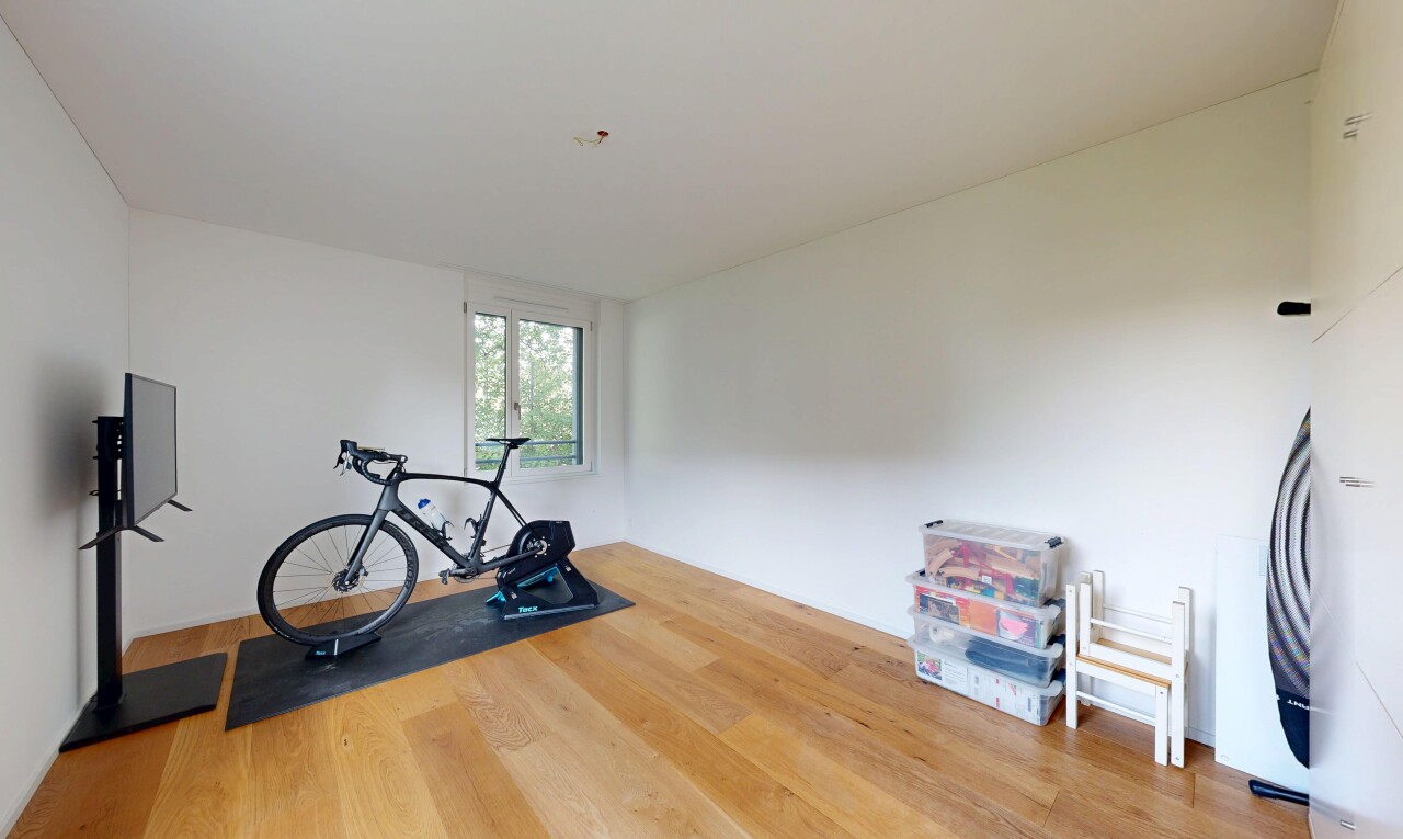fitnessstudio mit inside property, gipskartonwand, drywall, holzfußboden, und wood finish floor
