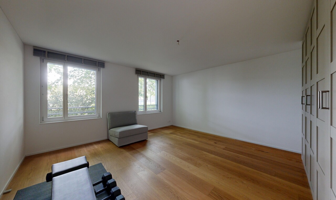 leerer raum mit gipskartonwand, drywall, holzfußboden, wood finish floor, und natürliches licht