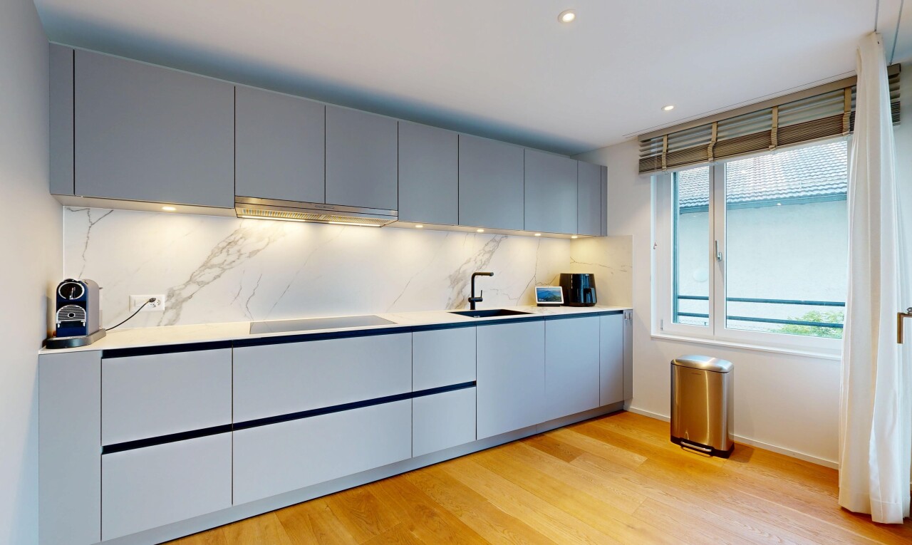 küche mit arbeitsplatten, light countertops, light floor, schränke mit flachen paneelen, und flat panel cabinets