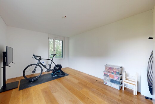 fitnessstudio mit inside property, gipskartonwand, drywall, holzfußboden, und wood finish floor