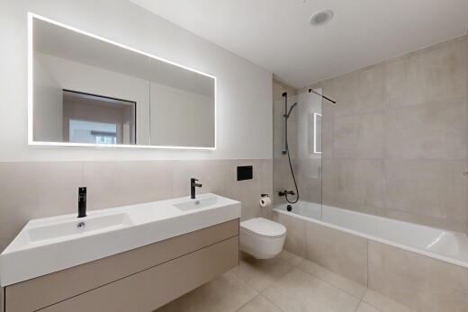 bad mit komplettes badezimmer, doppelwaschtisch, inside property, kombiniertes bad / dusche, und fliesenboden