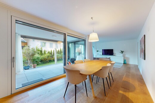 esszimmer mit inside property, holzfußboden, wood finish floor, natürliches licht, und natural light