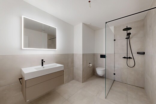 bad mit komplettes badezimmer, schminktisch, fliesenwand, tile wall, und dusche