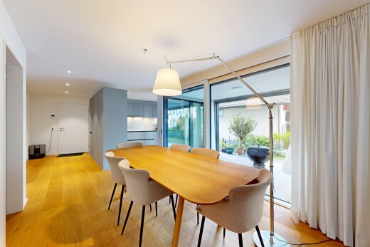 esszimmer mit wood finish floor, holzfußboden, inside property, natural light, und natürliches licht