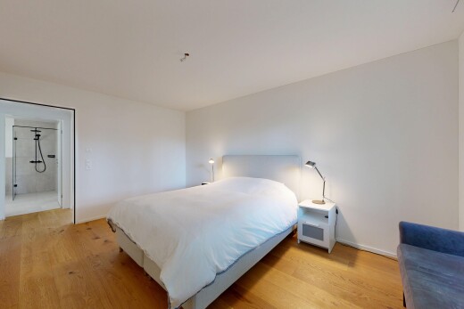zimmer / schlafzimmer mit inside property, wood finish floor, holzfußboden, drywall, und gipskartonwand