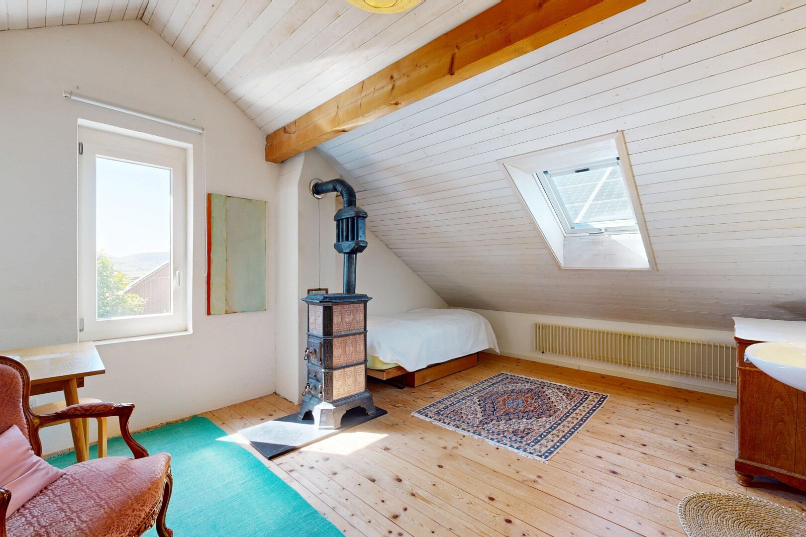 zimmer / schlafzimmer mit vaulted ceiling, dachschräge, dachfenster, zusätzliches zimmer, und kühler