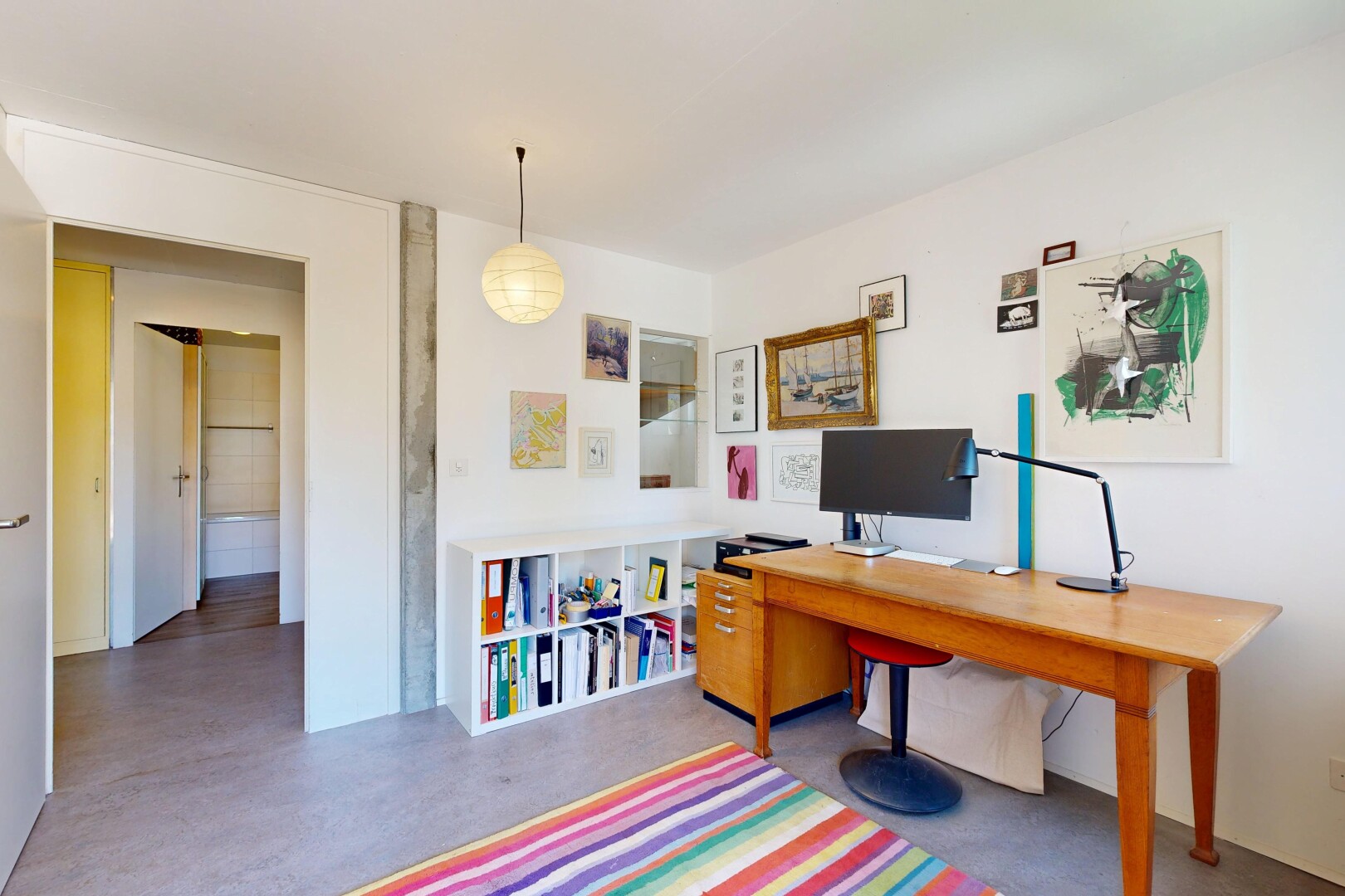 zimmer / schlafzimmer mit gipskartonwand, drywall, inside property, betonboden, und concrete floor