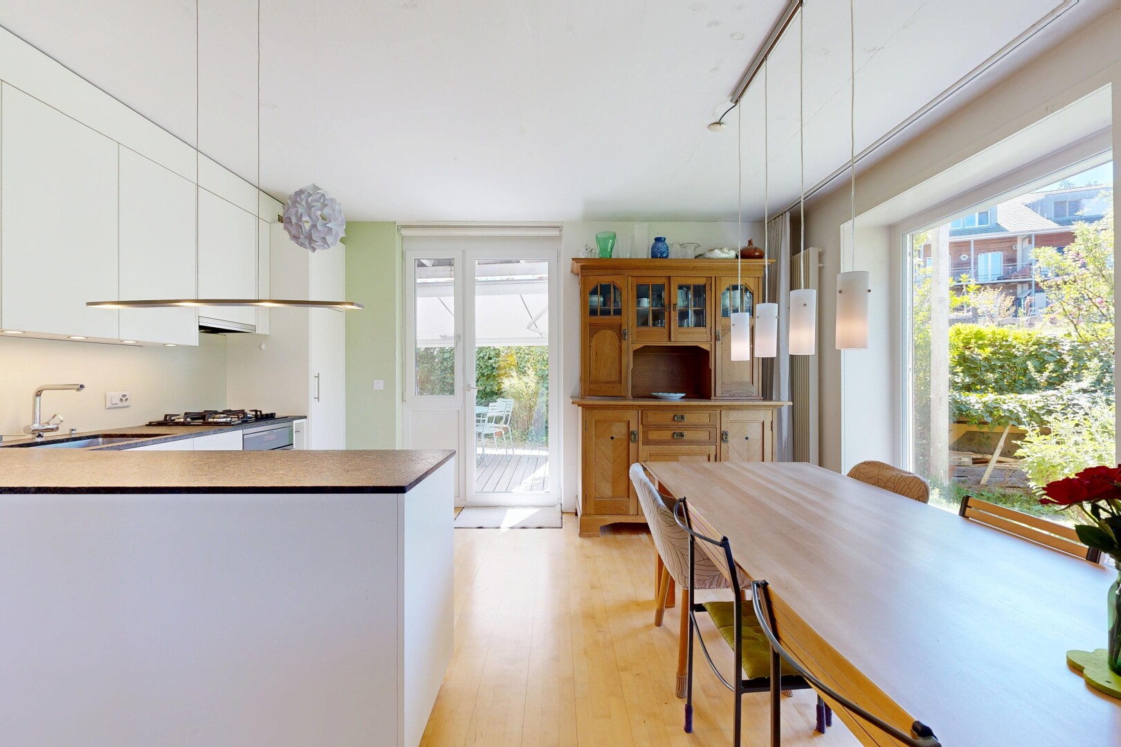 küche mit inside property, light floor, küchentheke, kitchen peninsula, und waschbecken
