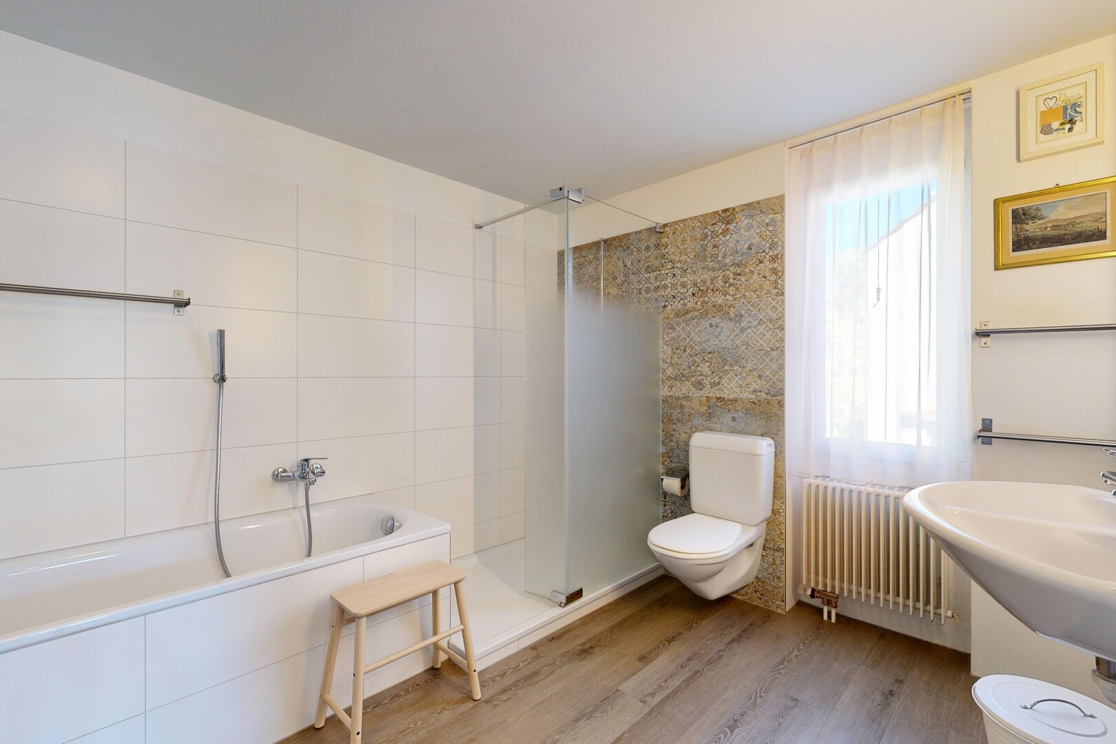 bad mit bad, komplettes badezimmer, toilette, dusche, und tile wall