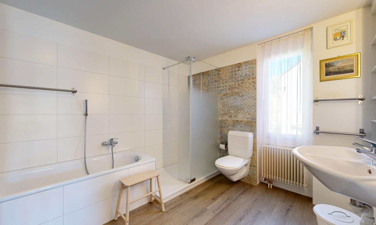 bad mit bad, komplettes badezimmer, toilette, dusche, und tile wall