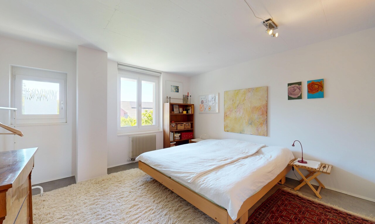 zimmer / schlafzimmer mit gipskartonwand, drywall, inside property, kühler, und natürliches licht