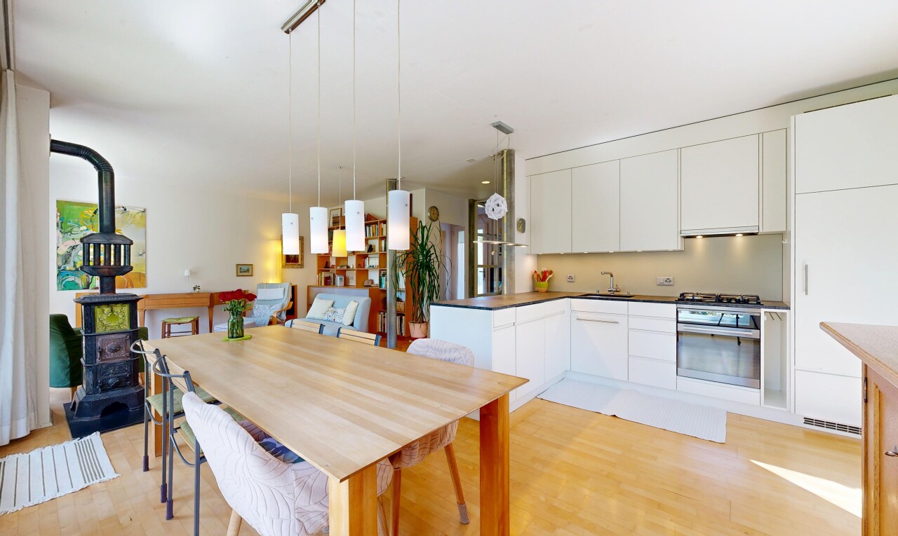 esszimmer mit holzfußboden, wood finish floor, inside property, holzofen, und light floor