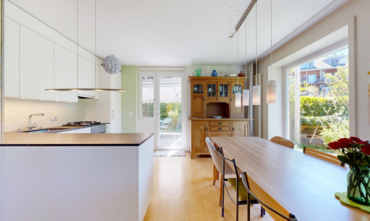 küche mit inside property, light floor, küchentheke, kitchen peninsula, und waschbecken