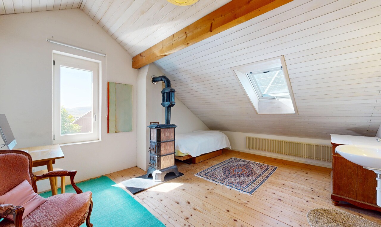 zimmer / schlafzimmer mit vaulted ceiling, dachschräge, dachfenster, zusätzliches zimmer, und kühler