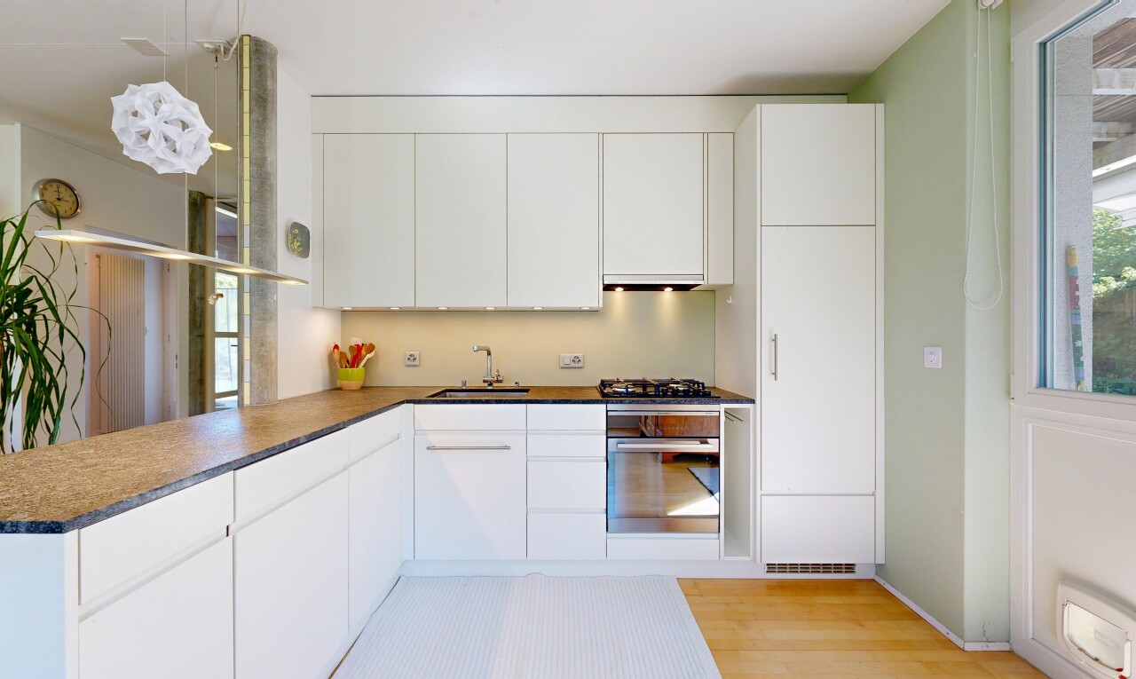 küche mit ofen, natural light, natürliches licht, white cabinets, und weiße schränke